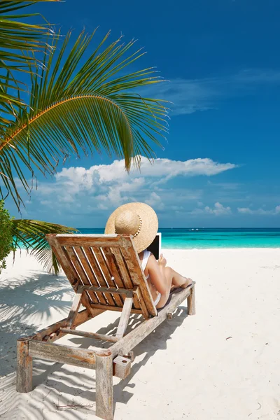 Jeune femme avec tablette PC à la plage — Photo