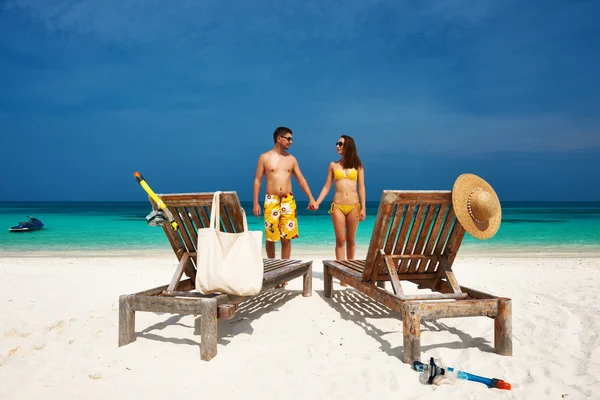 Paar in het geel op een strand op de Malediven — Stockfoto