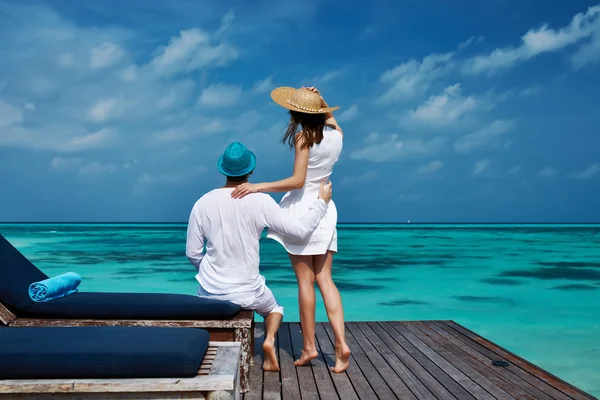 Pareja en un muelle de playa en Maldivas —  Fotos de Stock