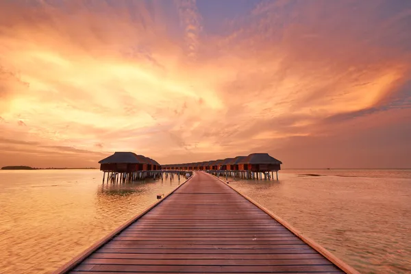 Pôr do sol na praia das Maldivas — Fotografia de Stock