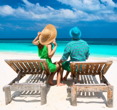 İki yeşil bir Beach Maldivler içinde