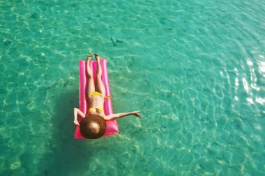 kadın şişme yatak üzerinde rahatlatıcı