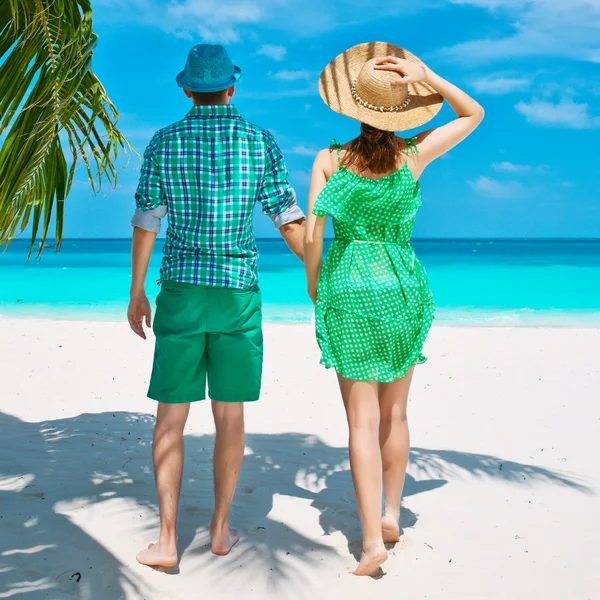 Пара в зеленом на пляже на Мальдивах — стоковое фото