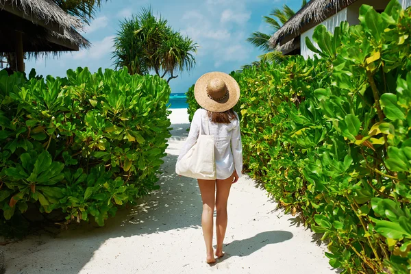 Frau mit Tasche und Sonnenhut am Strand — Stockfoto