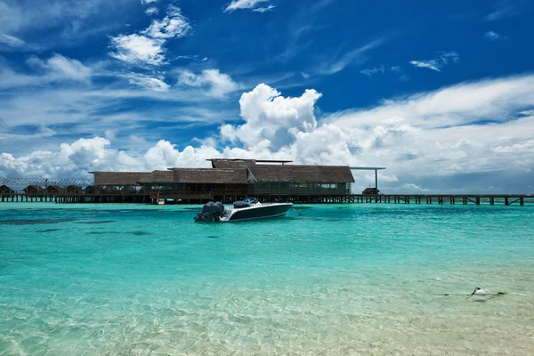 Prachtige eiland strand met motorboot — Stockfoto