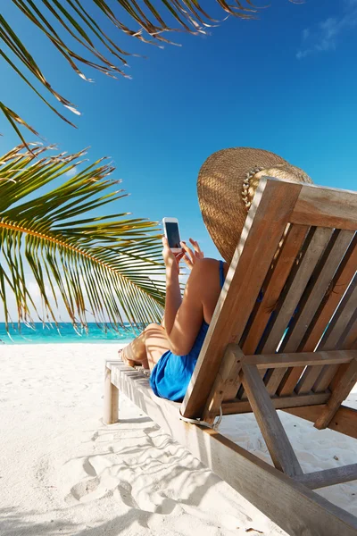 Ung kvinna med TabletPC på stranden — Stockfoto