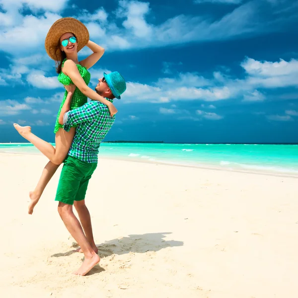 Coppia in verde su una spiaggia alle Maldive — Foto Stock