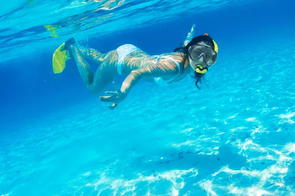 Donna con maschera snorkeling — Foto Stock