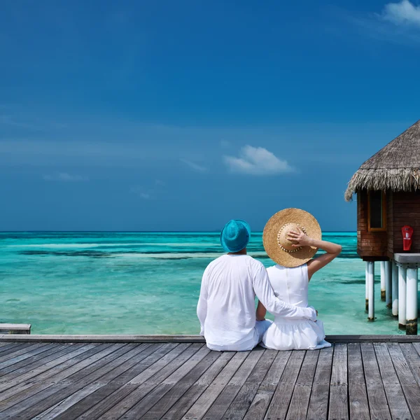 夫妇在马尔代夫的海滩码头 — 图库照片