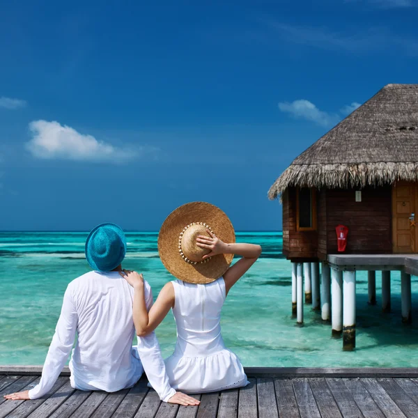 Pasangan di dermaga pantai di Maladewa — Stok Foto