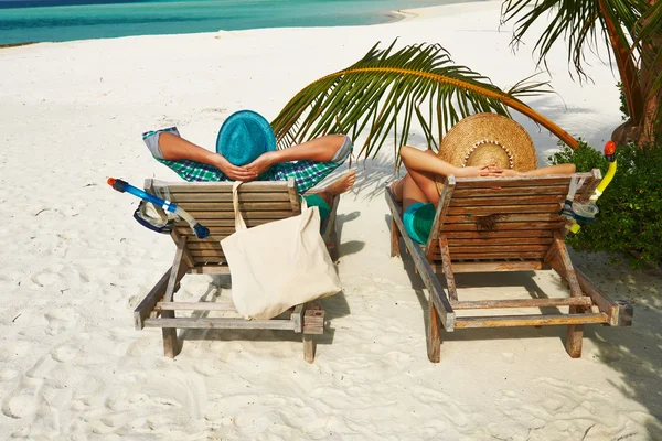 Pareja en verde en una playa en Maldivas — Foto de Stock