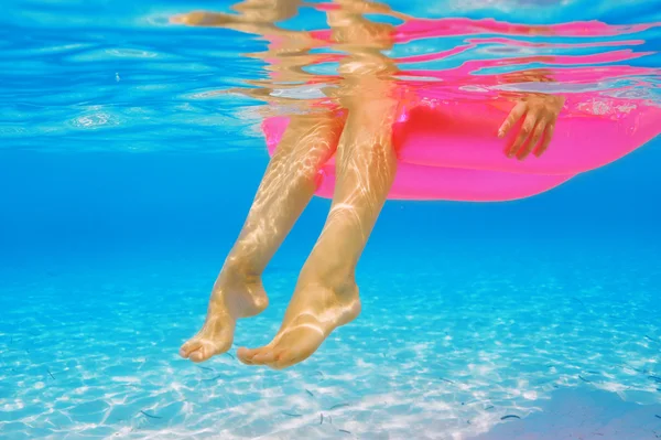 Mujer relajante en colchón inflable, vista desde el agua —  Fotos de Stock