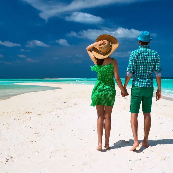 Coppia in verde su una spiaggia alle Maldive — Foto Stock