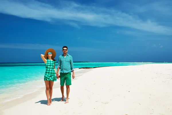 Couple in green on a beach at Maldives — Stock Photo, Image