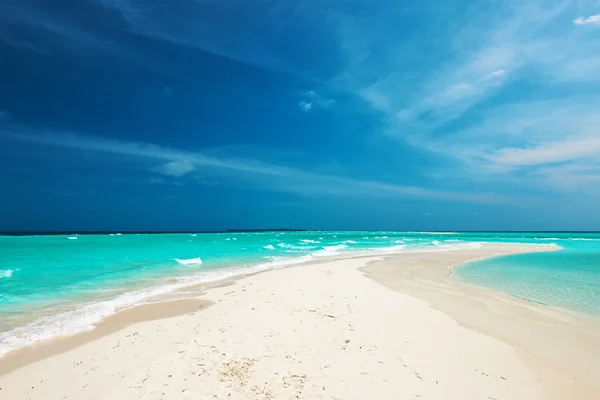 Belle plage avec flèche de sable aux Maldives — Photo