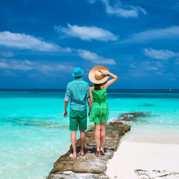 Paar in het groen op een strand op de Malediven — Stockfoto