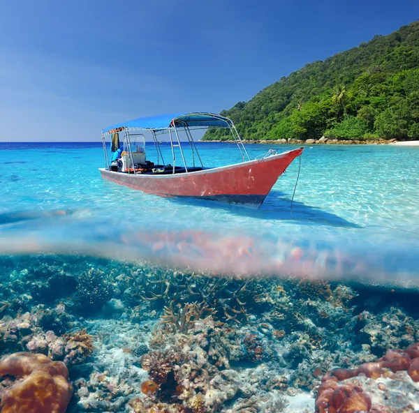 Παραλία και κινητήρα βάρκα με κοραλλιογενή ύφαλο υποβρύχια προβολή — Φωτογραφία Αρχείου