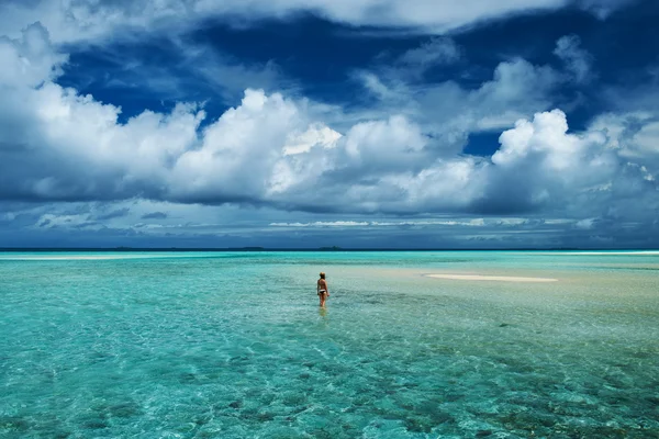 Frau am Strand — Stockfoto