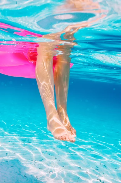 水中から女性の膨脹可能なマットレスでリラックスを表示します。 — ストック写真