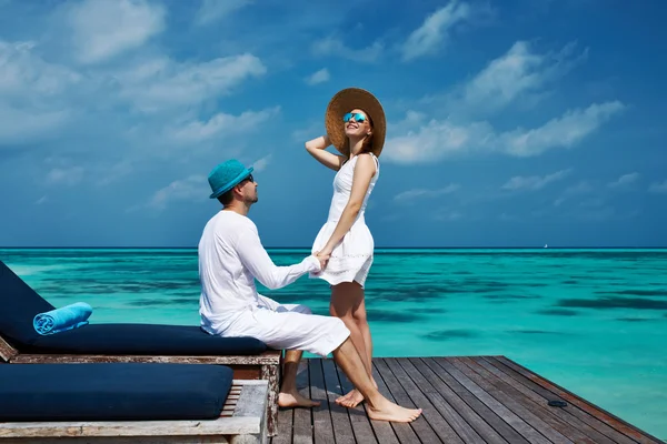 モルディブのビーチの桟橋をカップルします。 — ストック写真