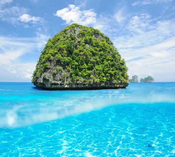 Uninhabited island with white sand bottom underwater view — Stock Photo, Image