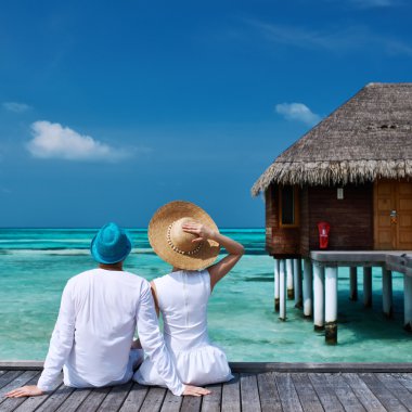 Maldivler plaj iskeleye couple