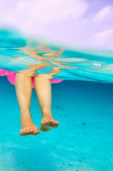 Nő a felfújható matrac pihentető kilátás víz alatti — Stock Fotó