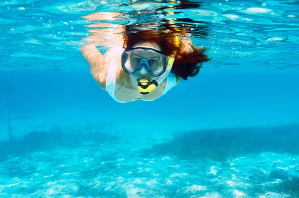 Kvinna med mask snorkling — Stockfoto