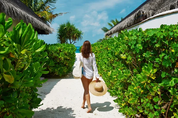 Mujer con bolsa y sombrero de sol va a la playa — Foto de Stock