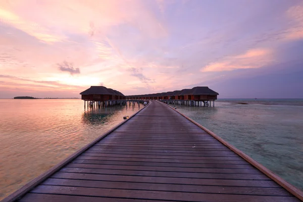 Puesta de sol en la playa de Maldivas — Foto de Stock