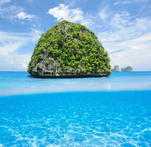 Unbewohnte Insel mit weißem Sandboden unter Wasser — Stockfoto