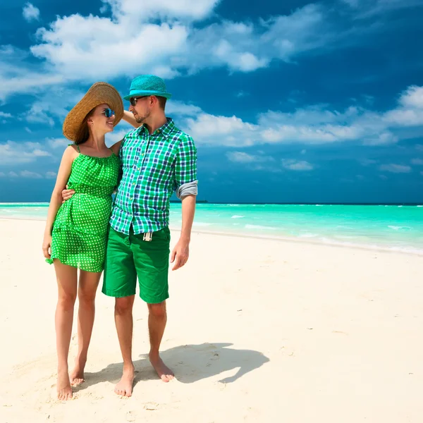 モルディブのビーチでの緑色のカップル — ストック写真