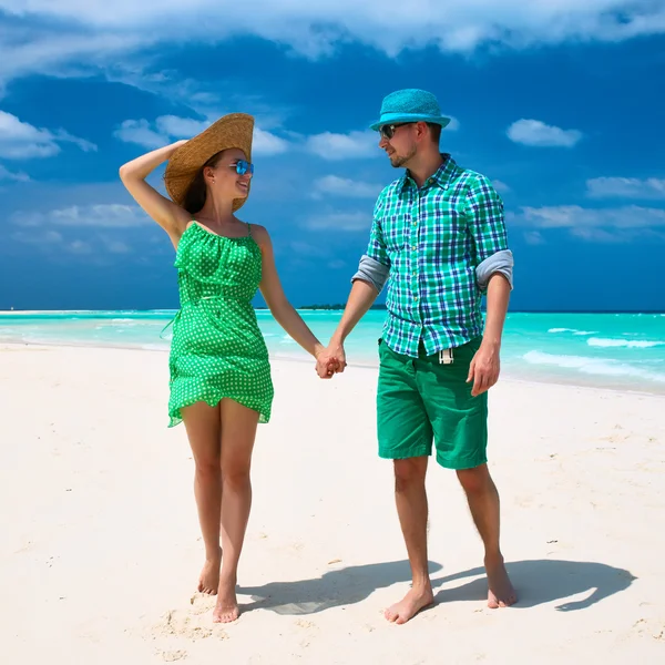 Couple in green on a beach at Maldives — Stock Photo, Image