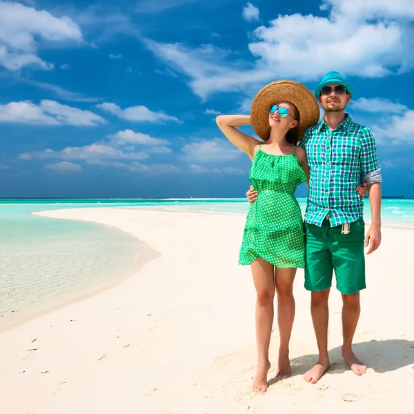 Casal em verde em uma praia em Maldivas — Fotografia de Stock