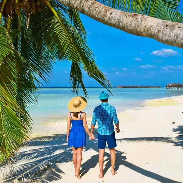 Par i blå kläder på en strand på Maldiverna — Stockfoto