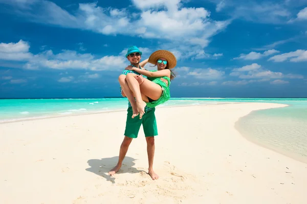 Couple in green on a beach at Maldives — Stock Photo, Image