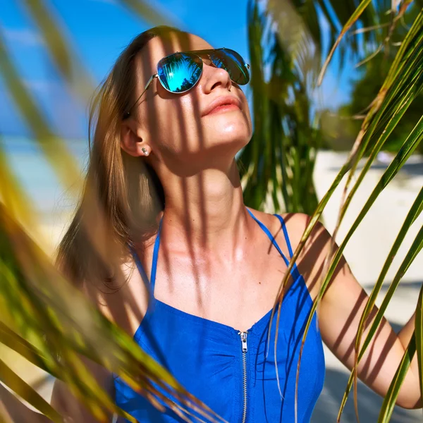 Žena v modrých šatech na pláži na Maledivy — Stock fotografie