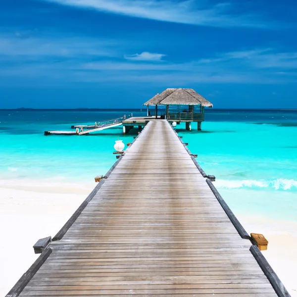 Schöner Strand mit Wasserbungalows — Stockfoto