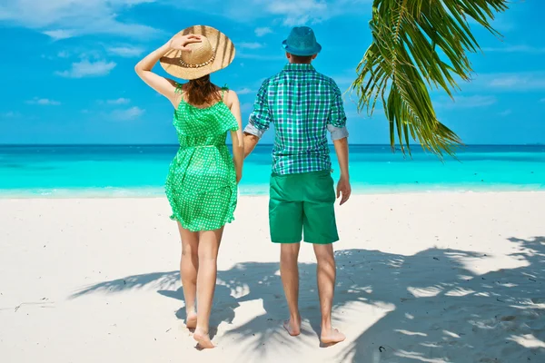 白之恋人在马尔代夫的海滩上绿 — 图库照片
