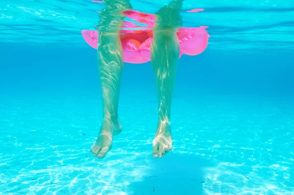 Frau entspannt sich auf aufblasbarer Matratze, Blick von Unterwasser — Stockfoto