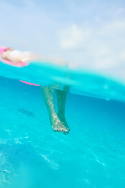 Mulher que relaxa no colchão inflável — Fotografia de Stock