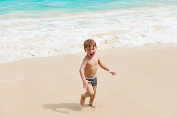 Due anni vecchio ragazzo giocare su spiaggia — Foto Stock