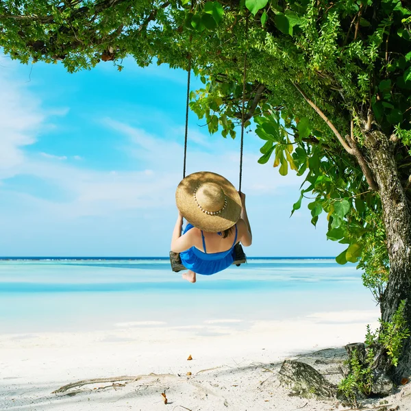 Kvinna gungande på stranden — Stockfoto