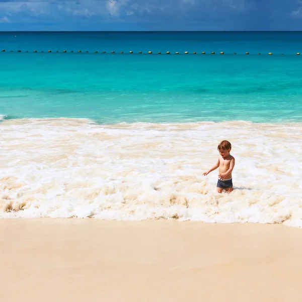 两岁的男孩在沙滩上玩 — 图库照片