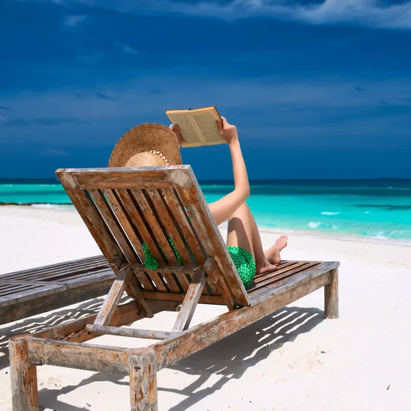 Frau liest am Strand ein Buch — Stockfoto