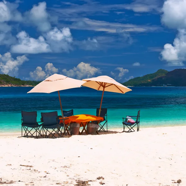 Tavolo da picnic e sedie sulla spiaggia — Foto Stock