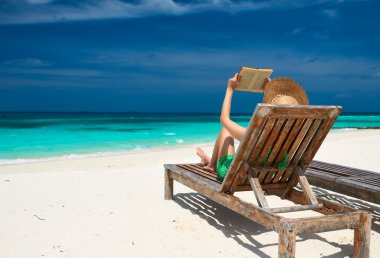 beach adlı genç bir kadın