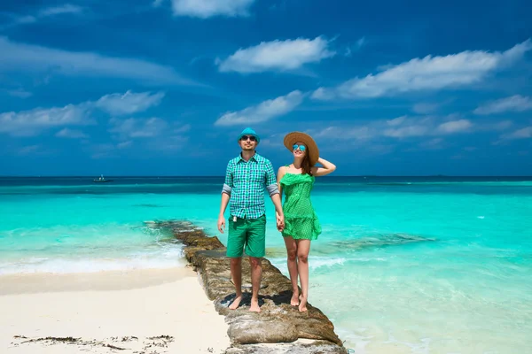 Casal em uma praia em Maldivas — Fotografia de Stock