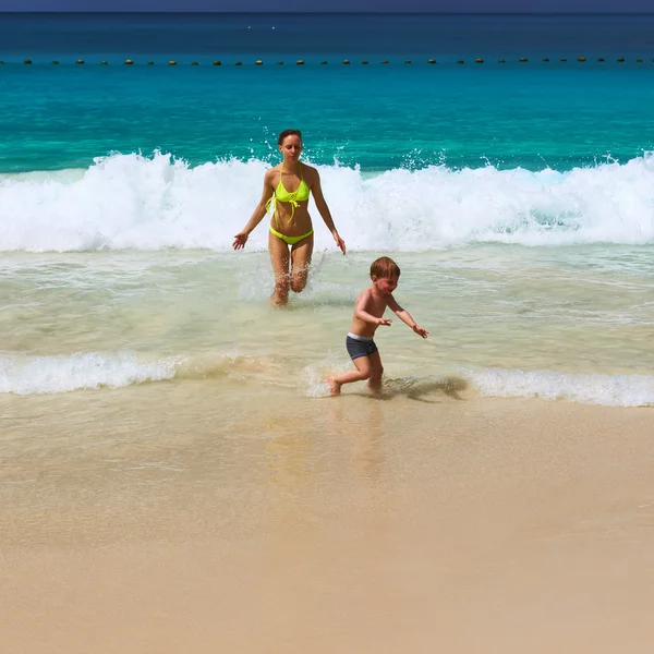 Mãe e filho brincando na praia — Fotografia de Stock