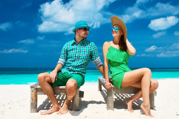 在马尔代夫海滩上的情侣 — 图库照片